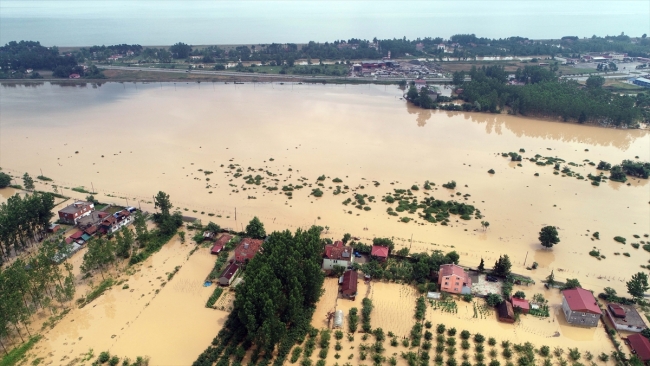 Samsun'da sağanak ev ve tarım arazilerini su altında bıraktı